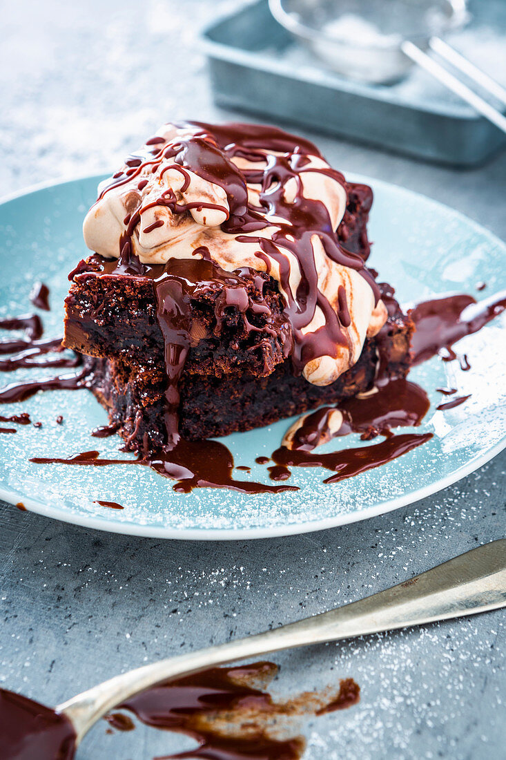 Bohnen-Brownies mit Eiscreme