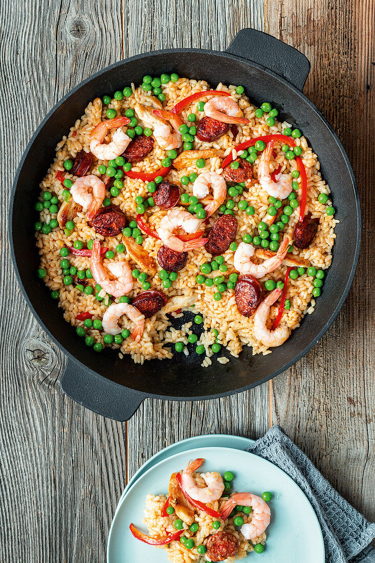 Paella mit Würstchen und Garnelen