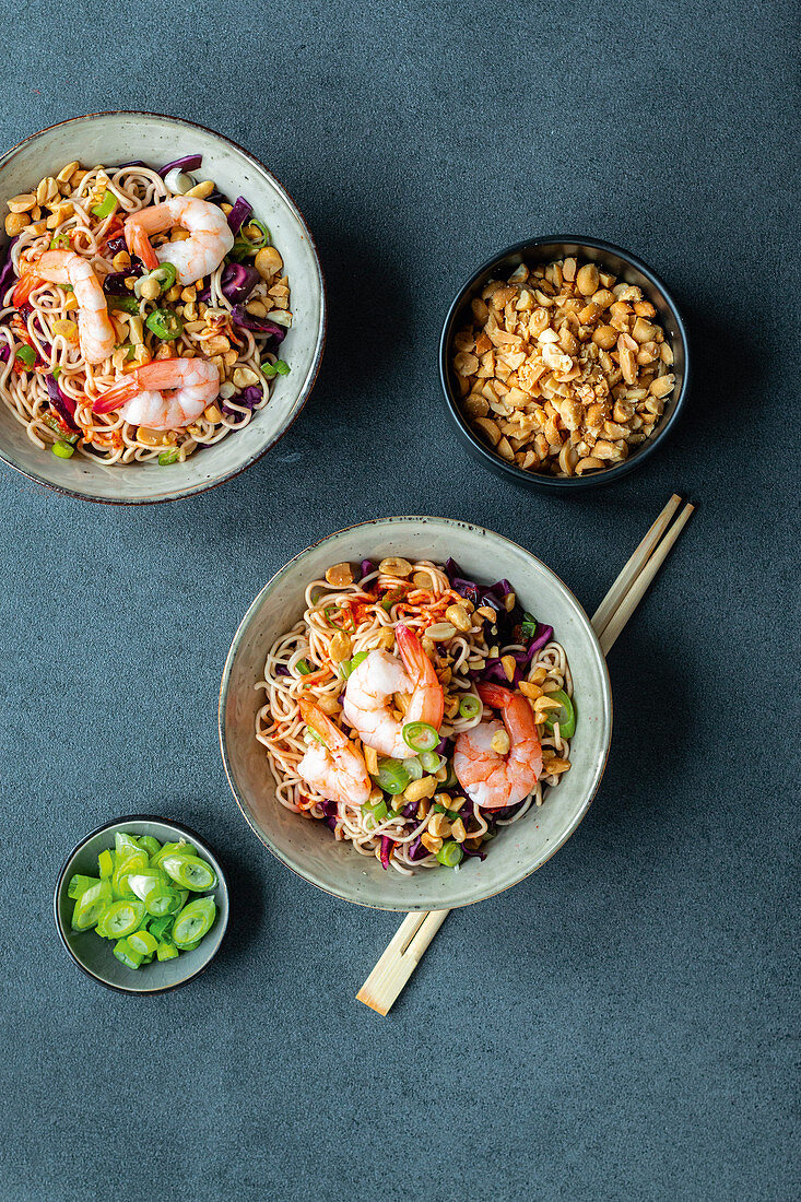 Miw noodles with oriental cabbage and prawns