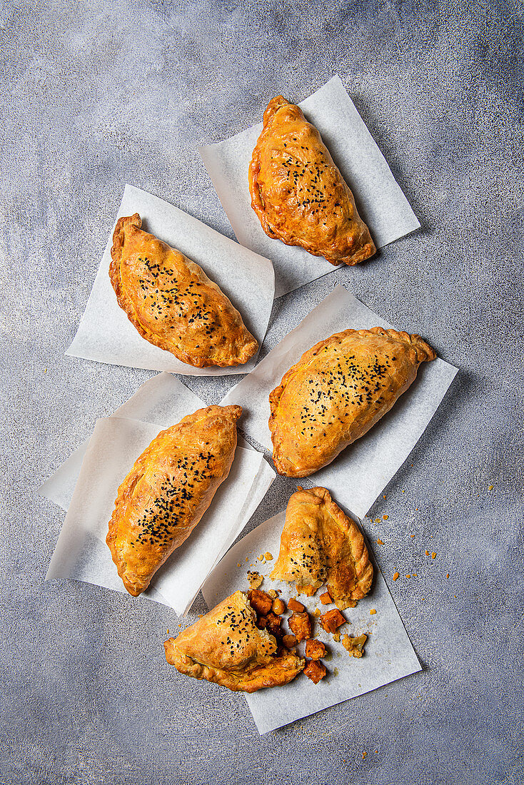 Pasties mit Süßkartoffel, Kichererbsen, Chorizo, Räucherpaprika und Blumenkohl