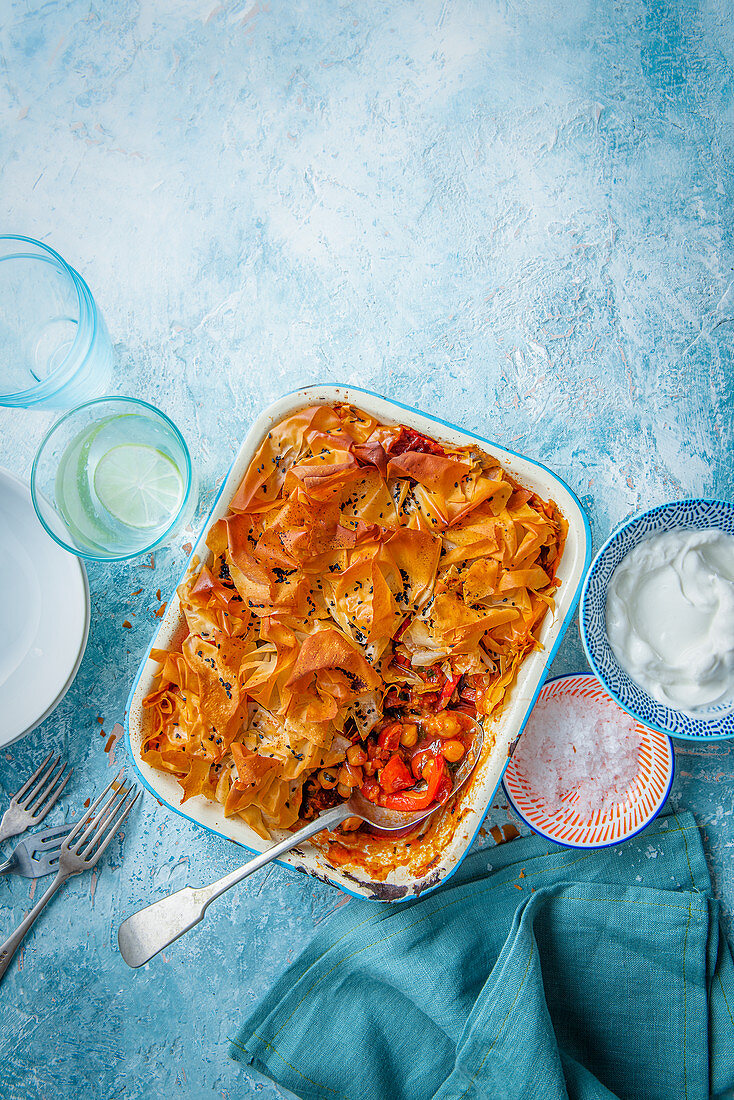 Kichererbsen-Paprika-Pie mit Filoteighaube