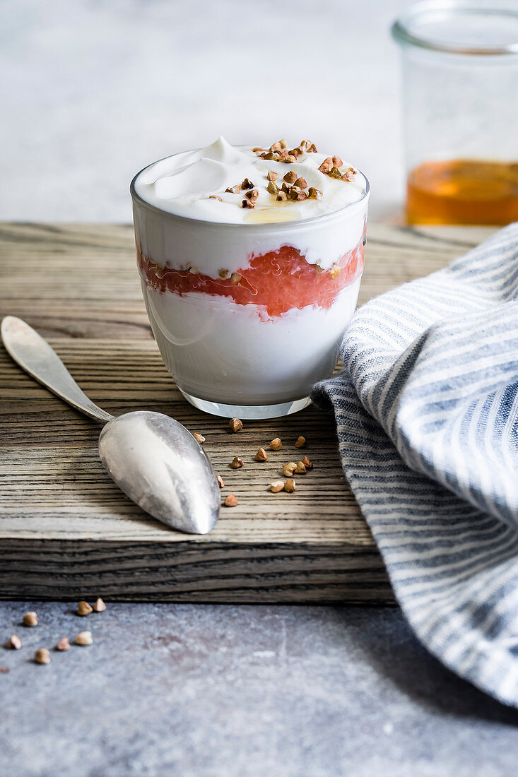 Vanille-Joghurtspeise mit Rhabarberkompott serviert im Glas