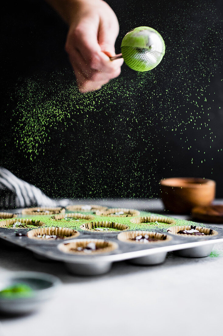 Schokoladencupcakes mit Matchafüllung zubereiten