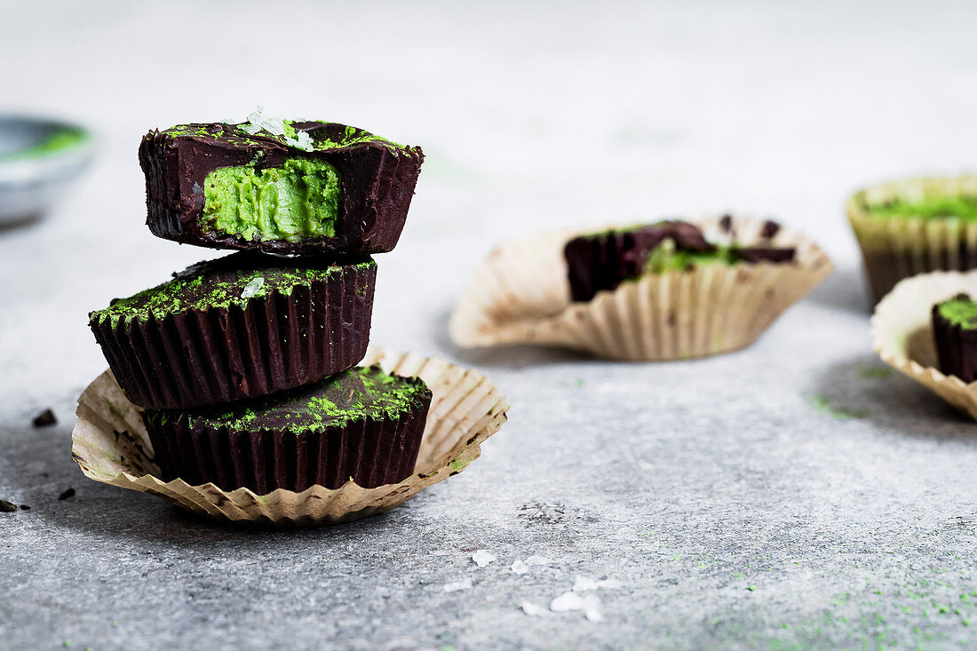 Schokoladencupcakes mit Matchafüllung