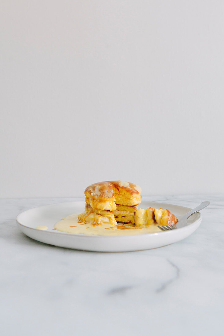 Japanische Souffle-Pancakes mit Vanille-Karamell-Sauce