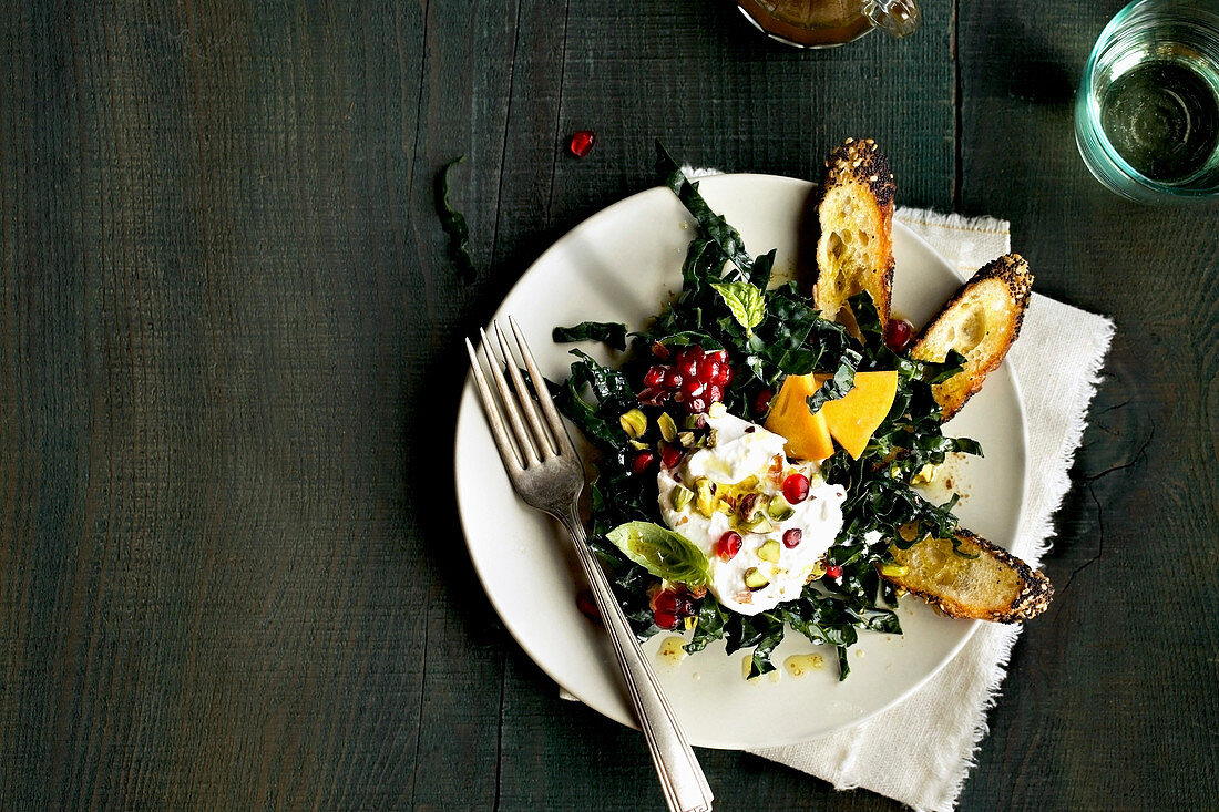 Grünkohlsalat mit Sharon, Burrata, Granatapfel und Balsamico-Vinaigrette