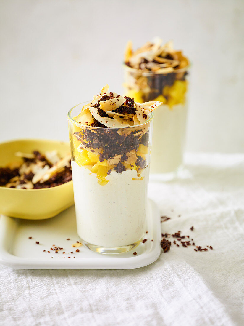 Mandel-Quark-Creme mit Mango und Pumpernickel-Kokos-Crunch