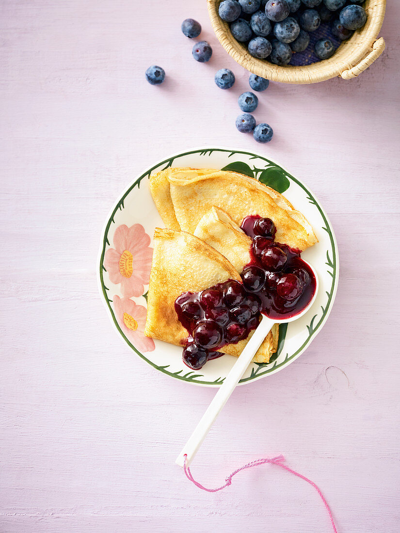 Pfannkuchen mit Blaubeersauce