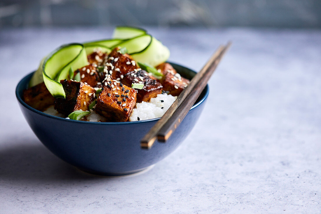 Gebratener Tofu mit Gurkenstreifen auf Reis (Asien)