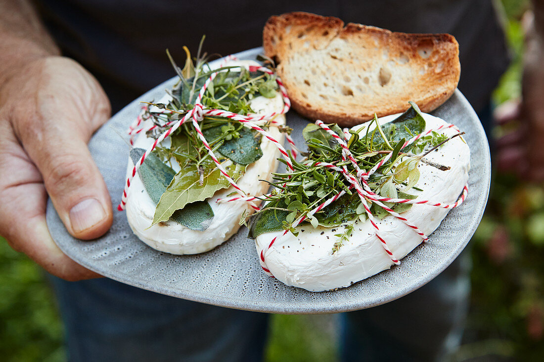 Gegrillter Camembert mit Kräutern und Röstbrot