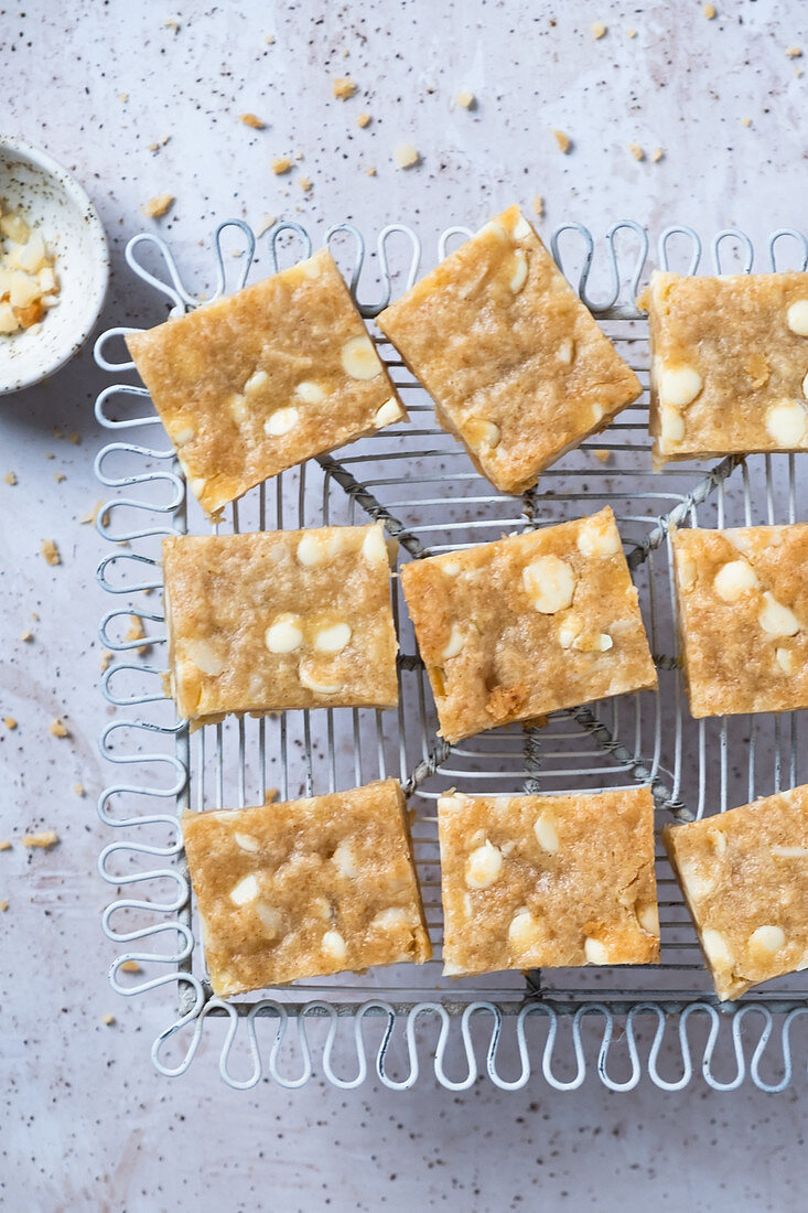 Glutenfreie Blondies mit Macadamianuss und weißer Schokolade