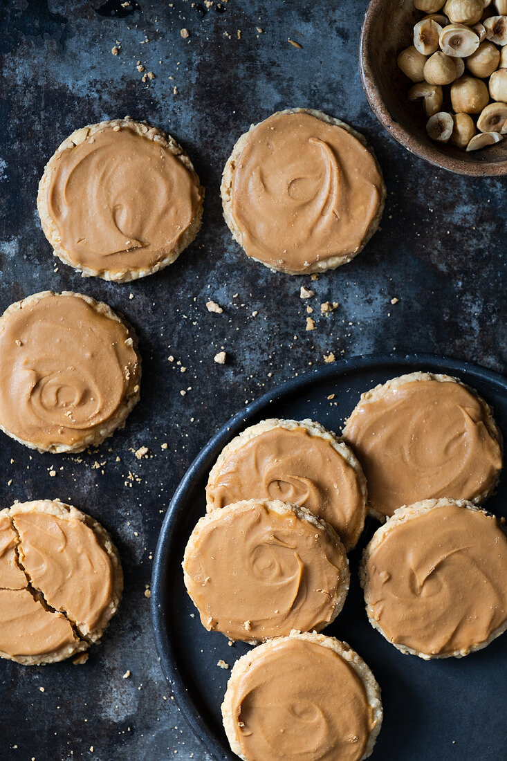 Cookies with hazelnut and carmelised white chocolate