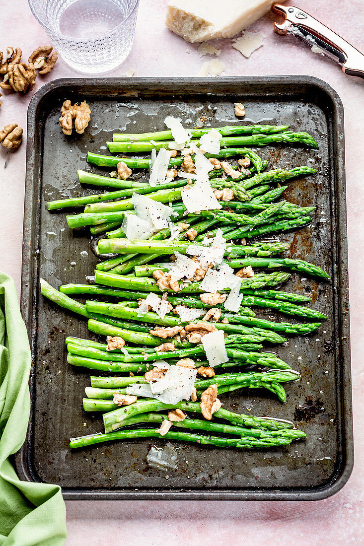 Grüner Spargel mit Walnüssen und Parmesan auf Ofenblech