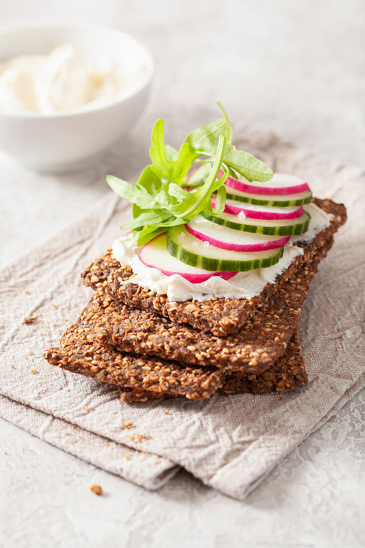 Keto-Knäckebrot mit Frischkäse, Gurken und Radieschen