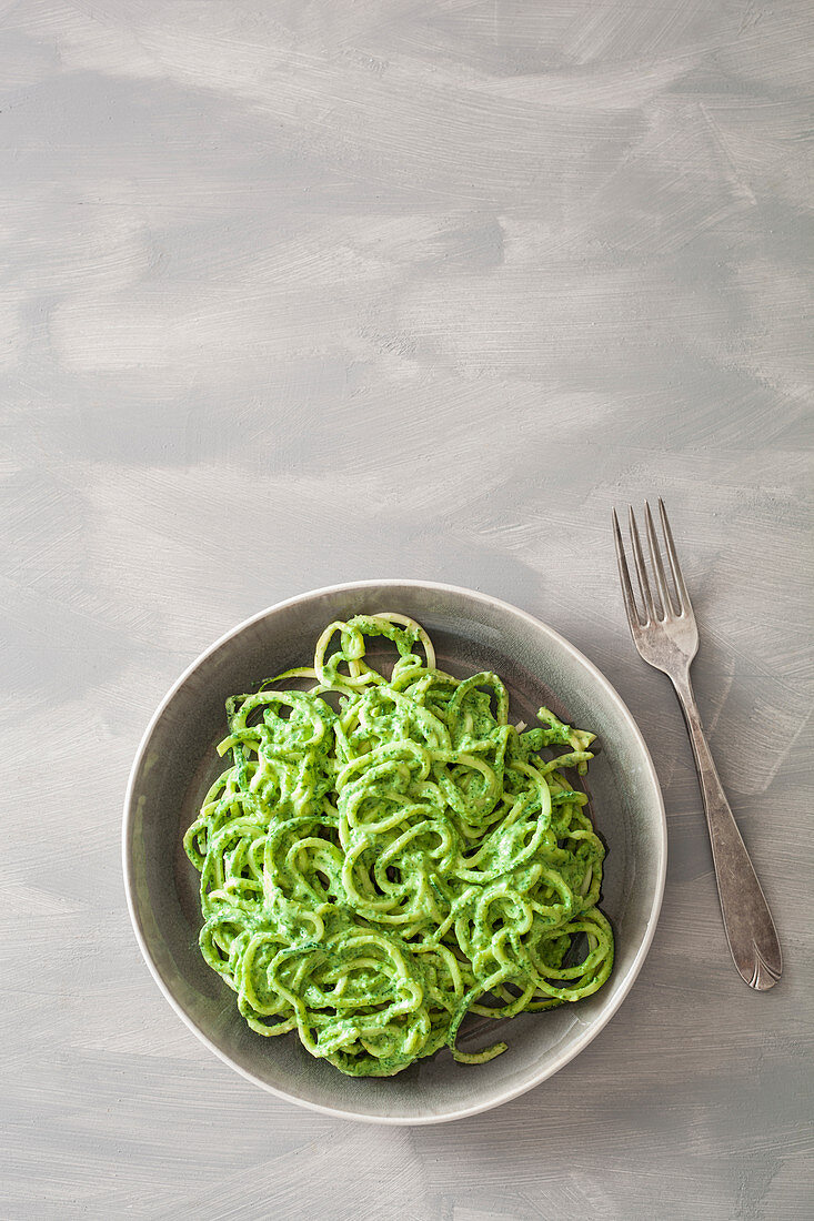 Zucchininudeln mit veganem Rucola-Cashew-Pesto