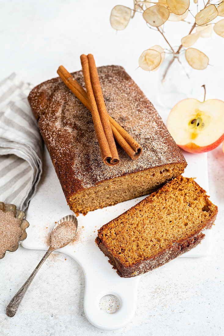 Zimt-Apfel-Brot, angeschnitten