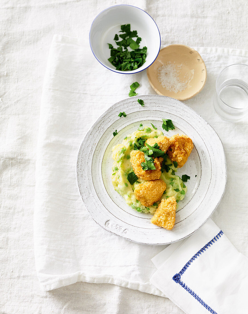 Hähnchen-Nuggets mit Hirseknusper und Kartoffel-Erbsen-Stampf