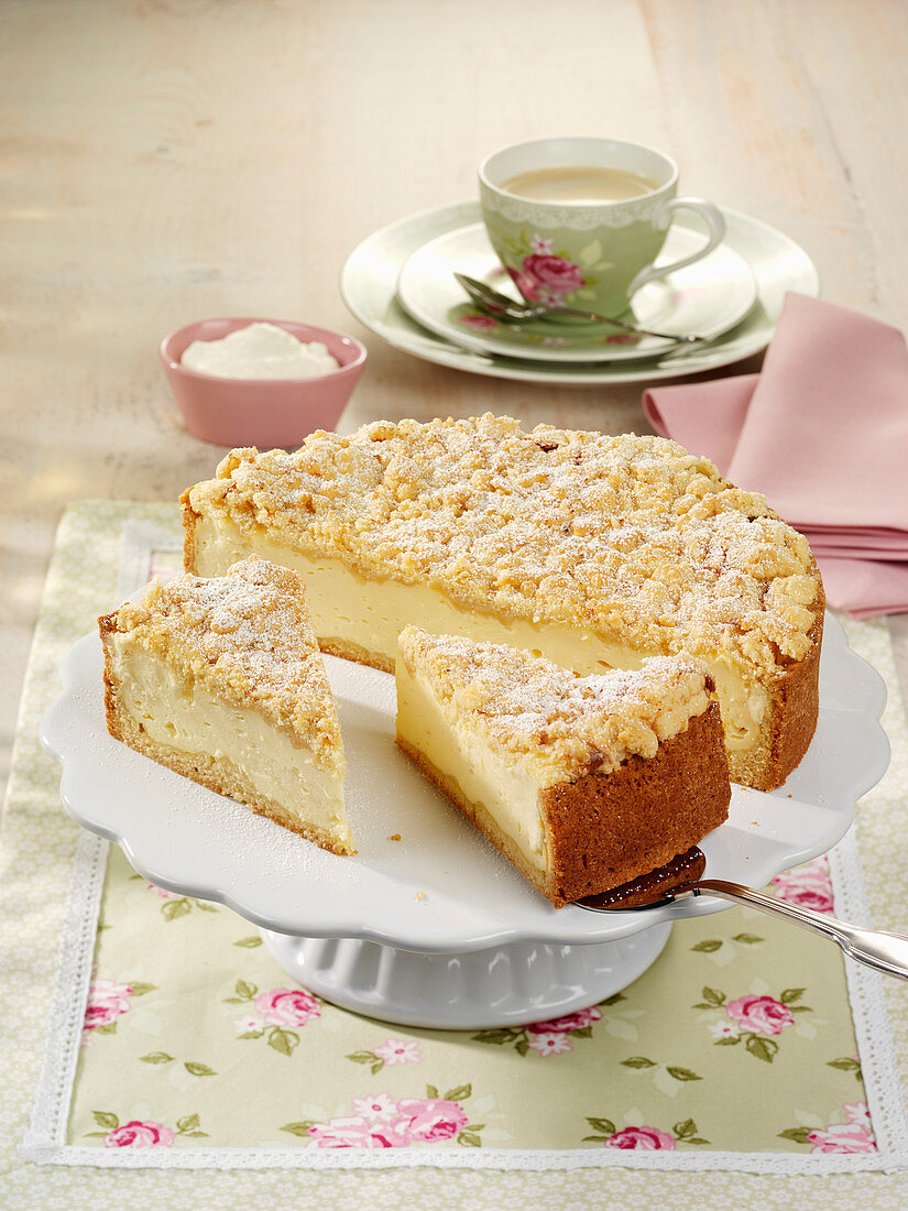 Classic cheesecake with crumbles