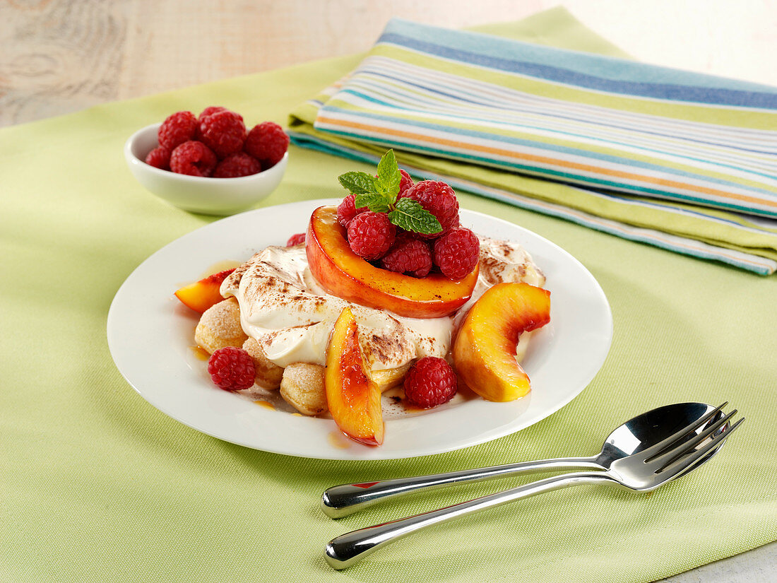 Quick tiramisu with peaches and raspberries