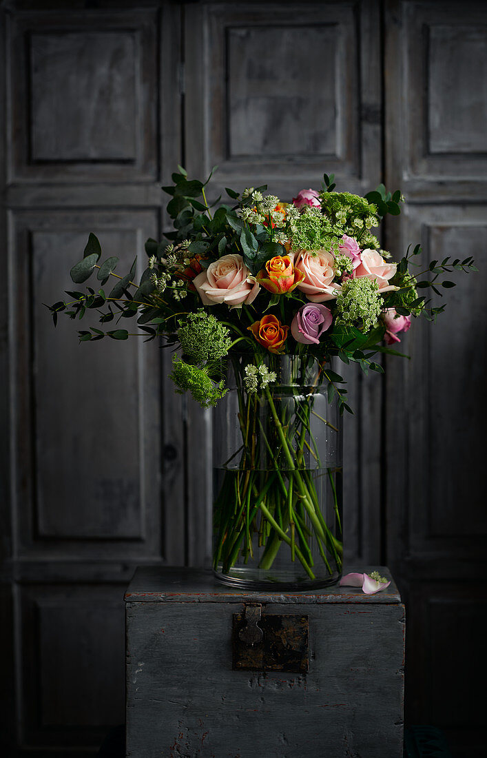 Flower arrangement with roses