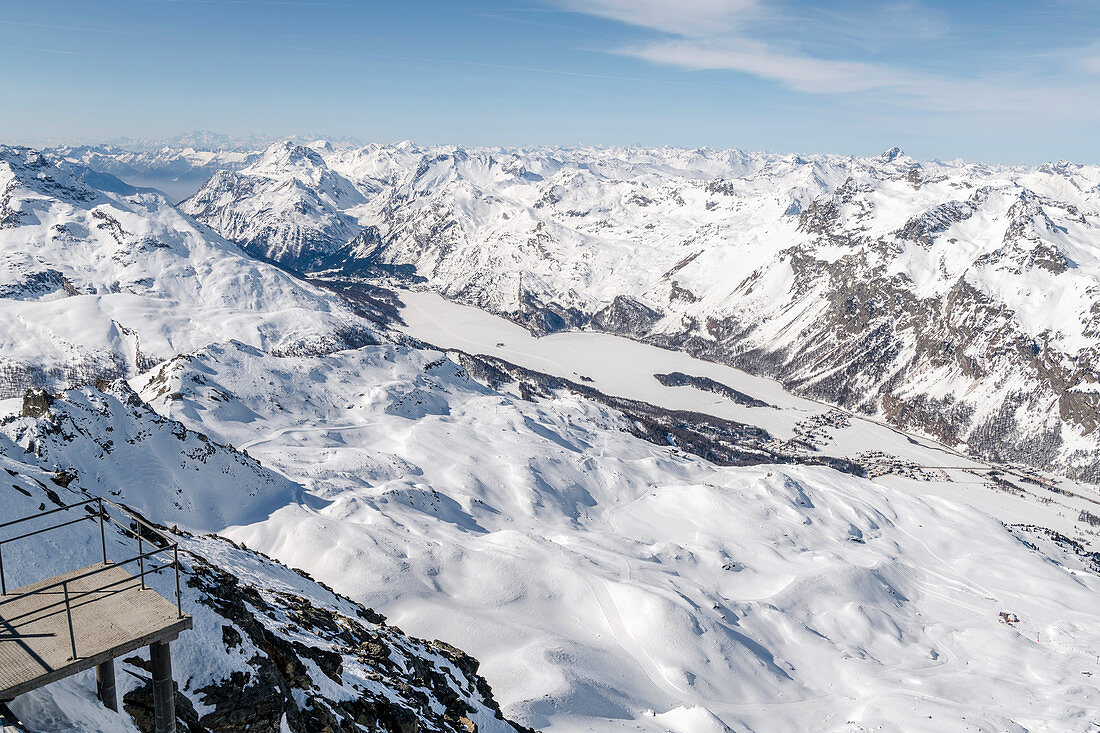 Blick vom Corvatsch Gipfel (3303m) auf den Silsersee, Sankt Moritz, Engadin, Schweiz