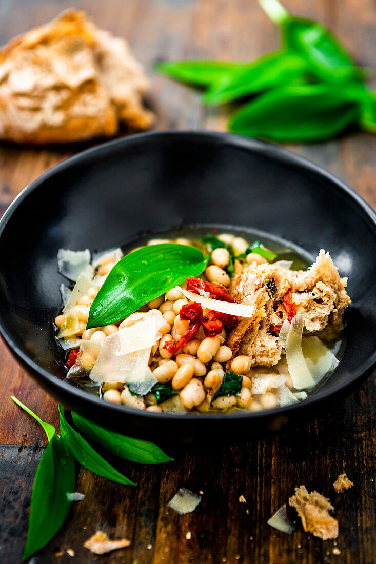 White beans with wild garlic, dried tomatoes and bread