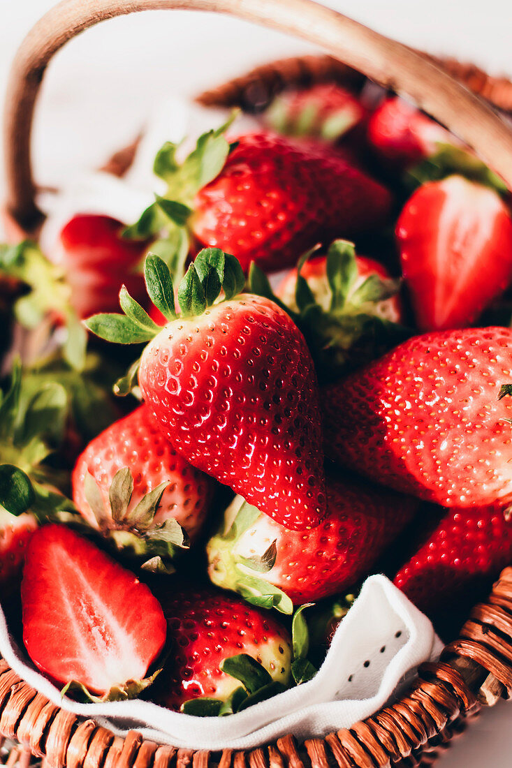 Frische Erdbeeren im Weidenkörbchen