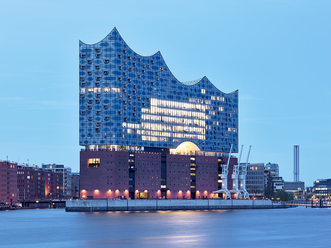 Die Elbphilharmonie in Abenddämmerung