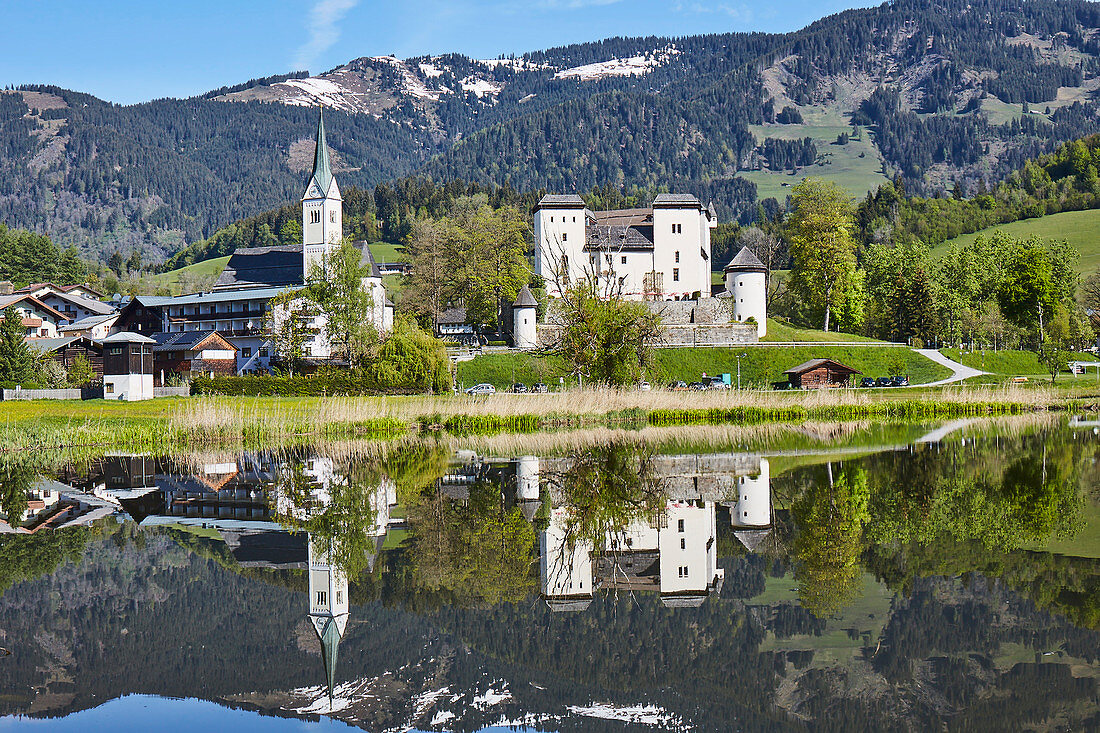 Kirche und Schloss in Goldegg am See, Pongau, Salzburger Land, Österreich