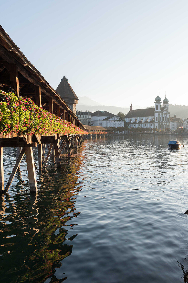 Die Kapellbrücke aus dem 14. Jh. über die Reuss, Luzern, Kanton Luzern, Schweiz