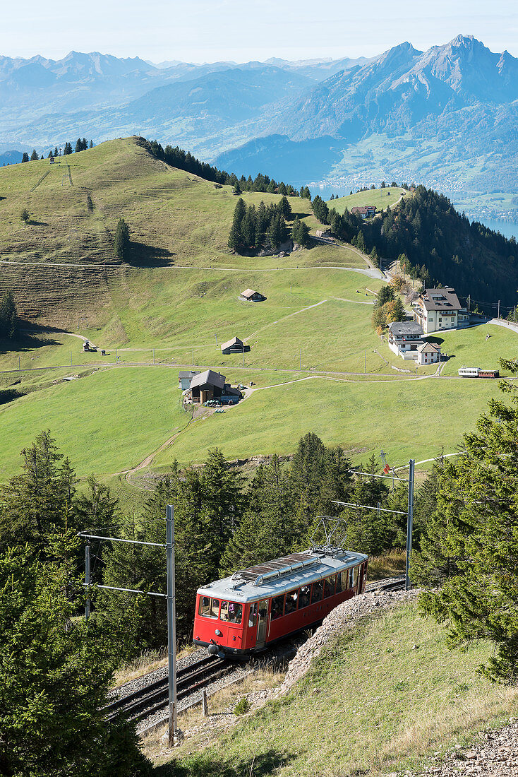 Rigi Rigi-Bahn (erste Bergbahn in Europa) mit Bergpanorama, Kanton Luzern, Schweiz