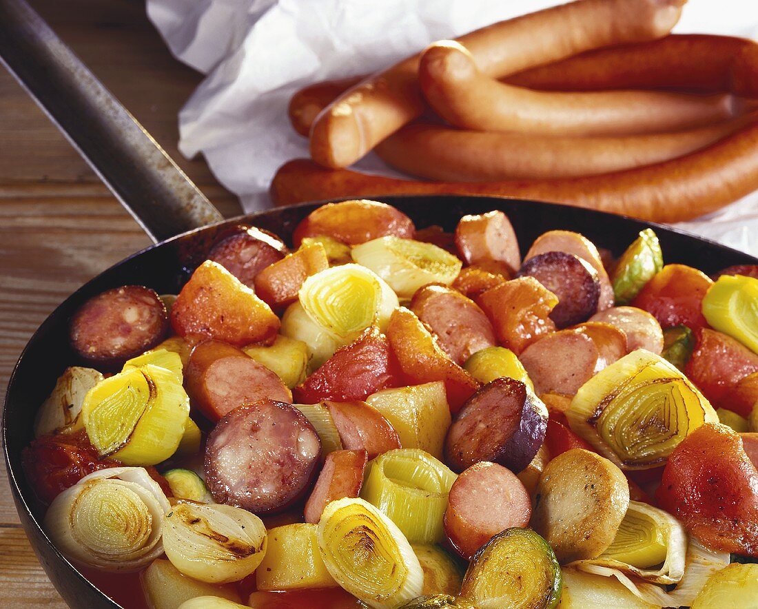 Würstchenpfanne mit Lauch, Schalotten & Kartoffeln