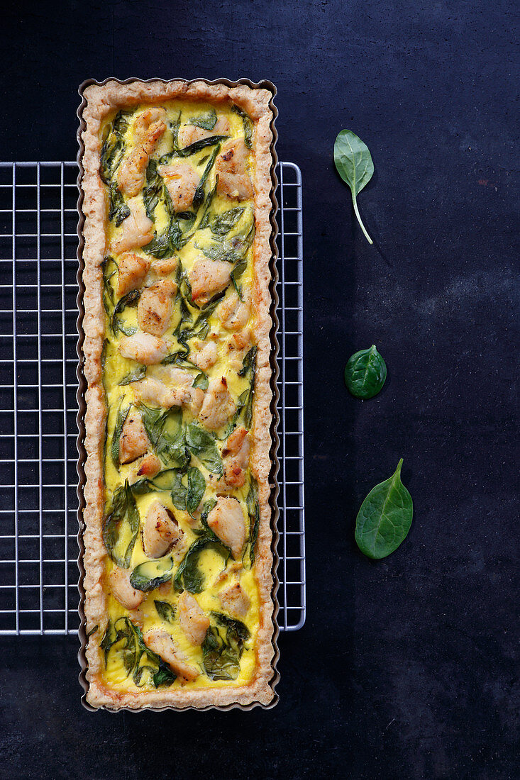 Tart with spinach and pieces of chicken