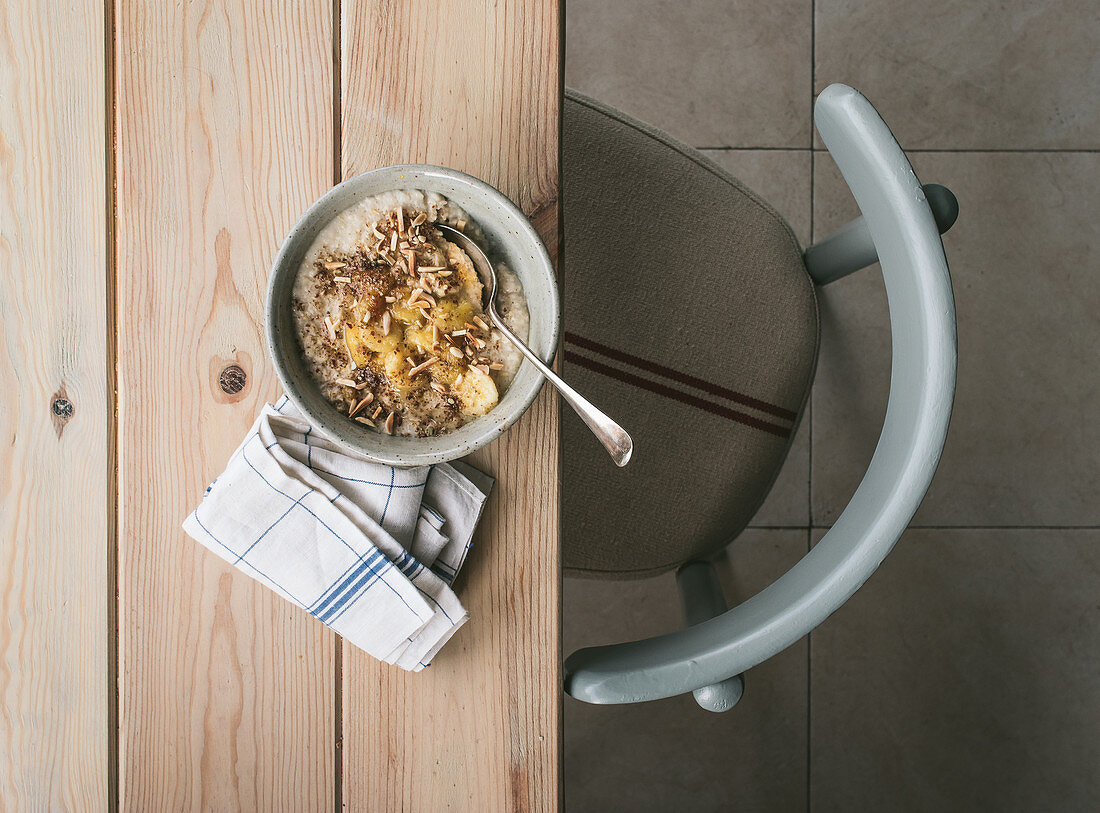 Porridge mit Bananenscheiben