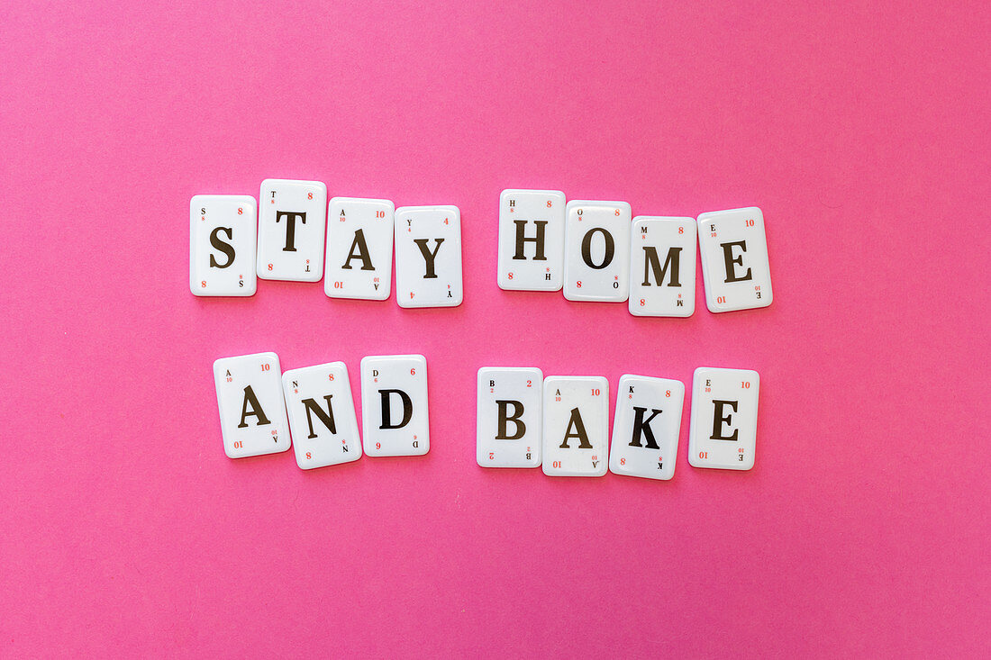 Schriftzug Stay Home And Bake