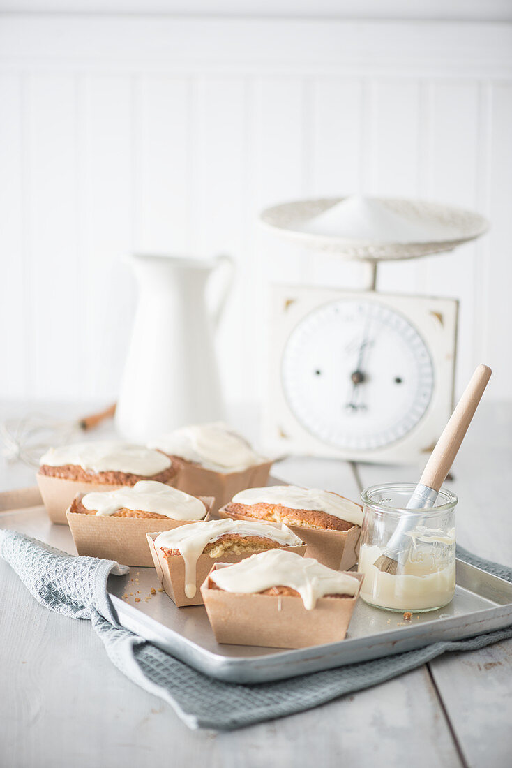 Iced loaf cakes