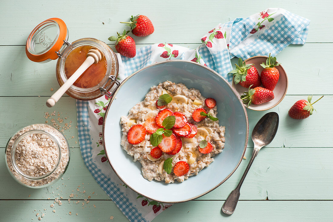 Porridge mit Erdbeeren und Honig