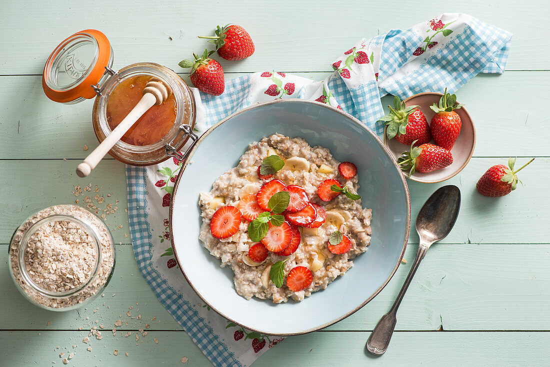 Porridge with strawberries and honey