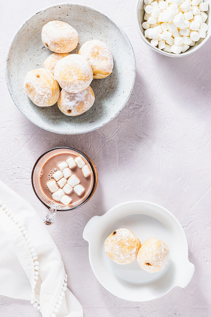 Minikrapfen und Heisse Schokolade mit Marshmallows