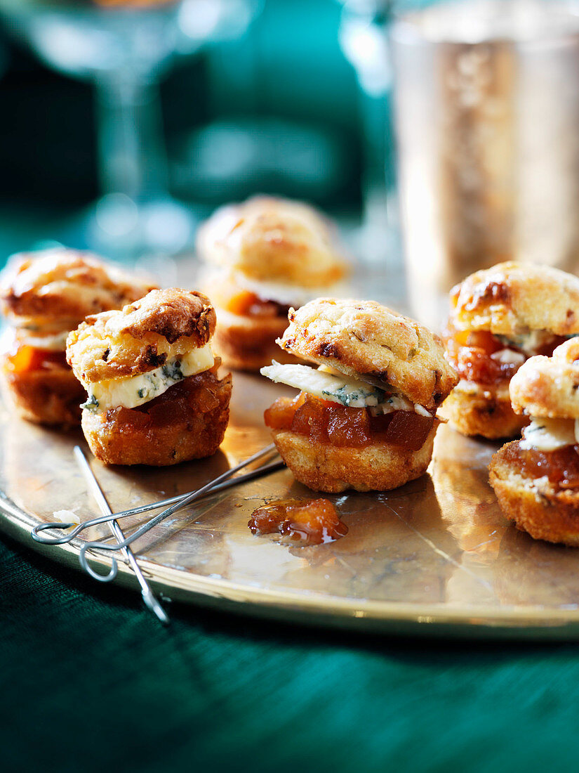 Pikante Muffins mit Zwiebelconfit und Blauschimmelkäse
