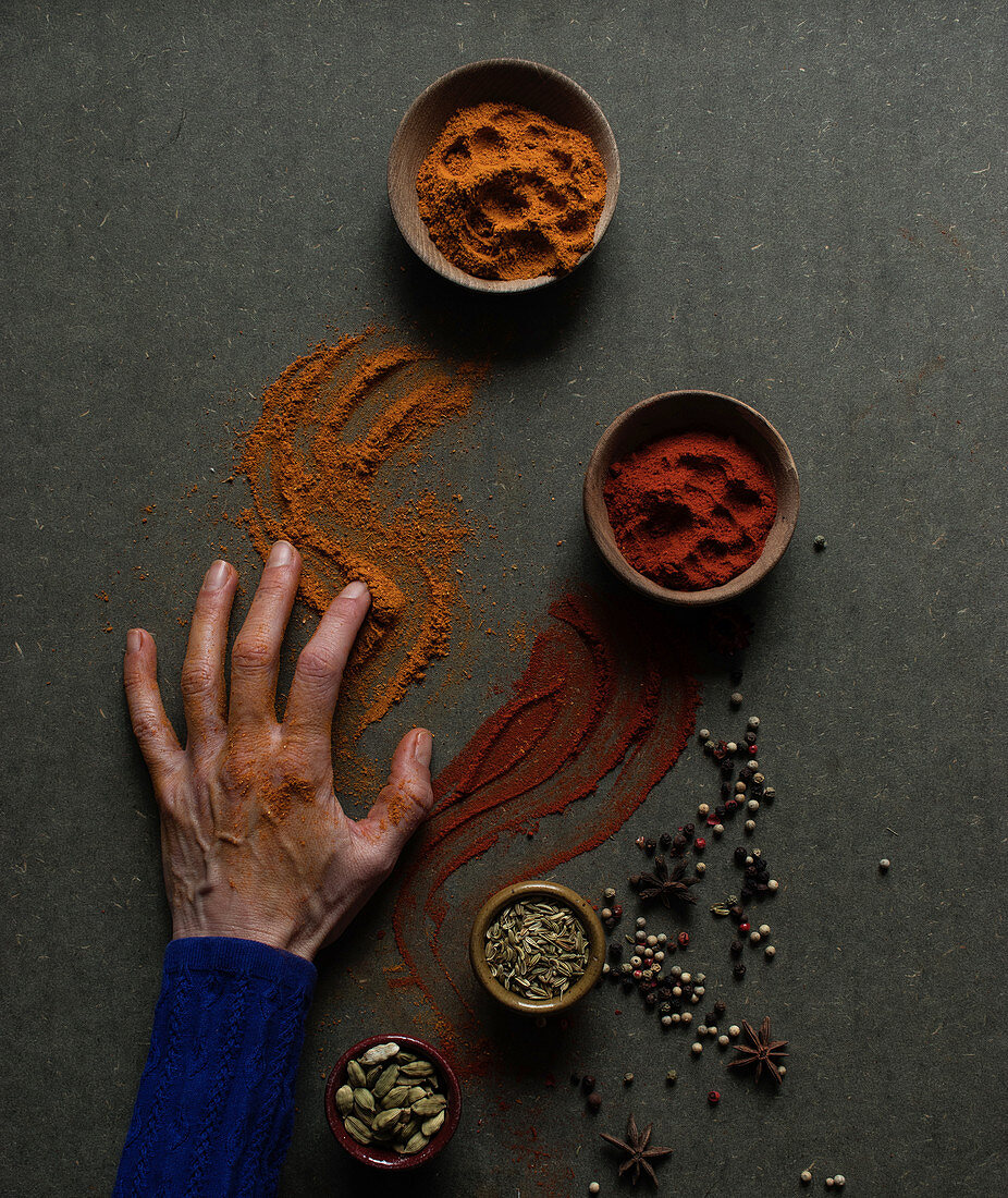 Curry- und Chilipulver mit den Fingern verstreichen