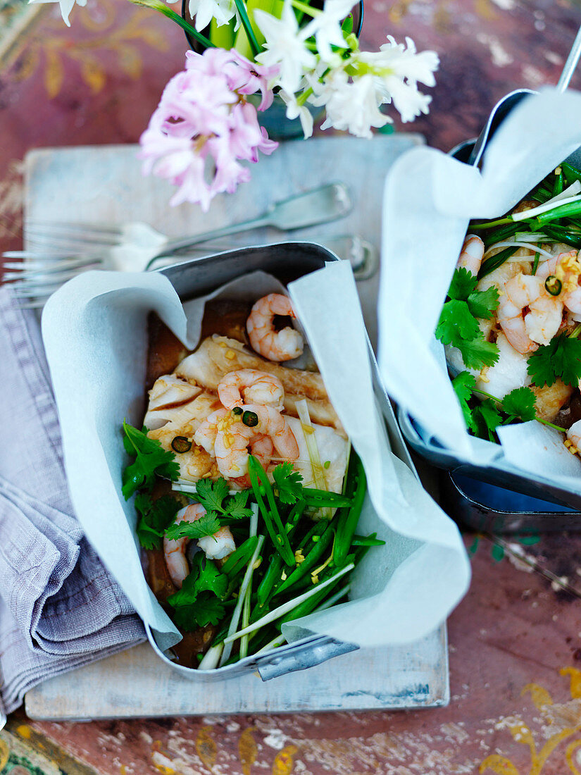 Fisch und Meeresfrüchte-Salat mit Kräutern