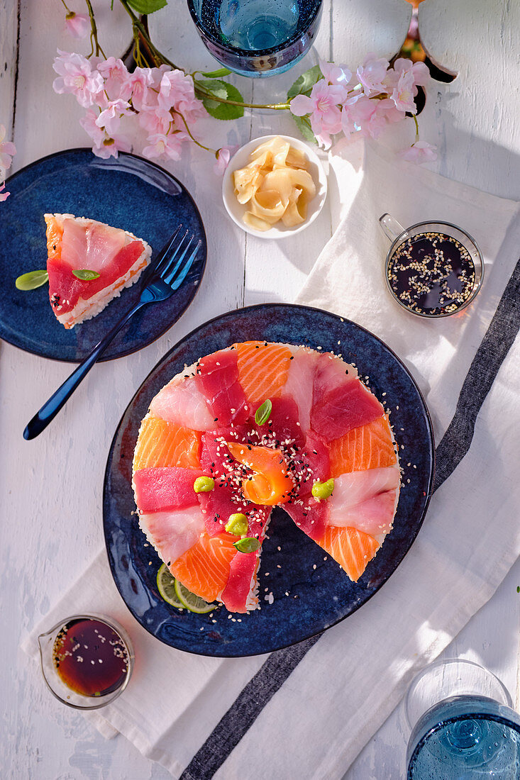 Sushi-Kuchen mit Thunfisch und Lachs