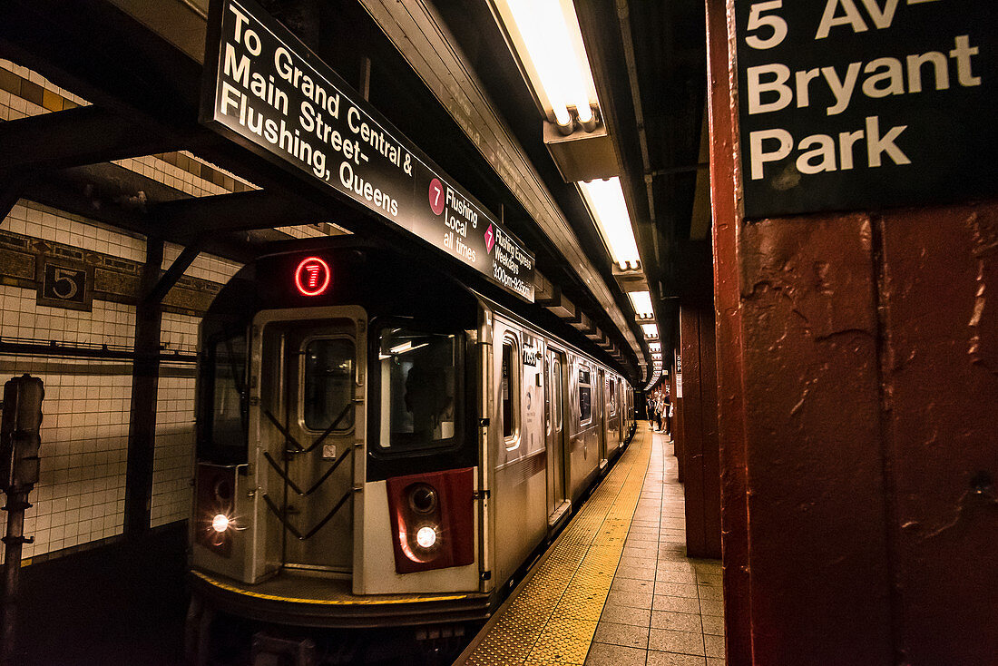 U-Bahn Linie Sieben, Haltestelle Bryant Park, New York City, USA