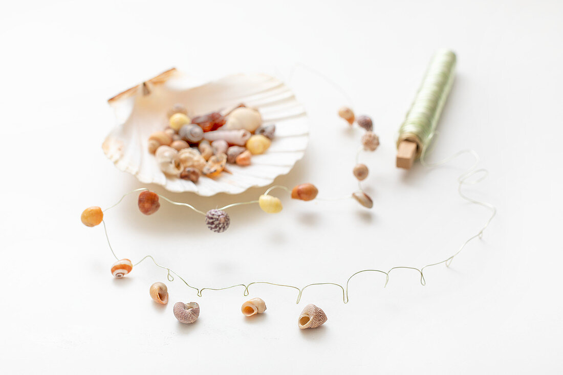 Instructions for making delicate garland of wire and small seashells