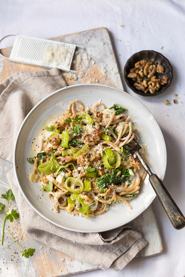 Vollkornspaghetti mit Lauch, Grünkohl, Ziegenkäse und Walnüssen