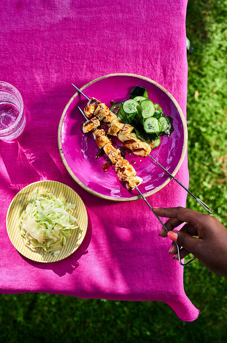 Gegrillte Tofuwürfel mit Sojasoße, Gurkensalat und Weißkohl