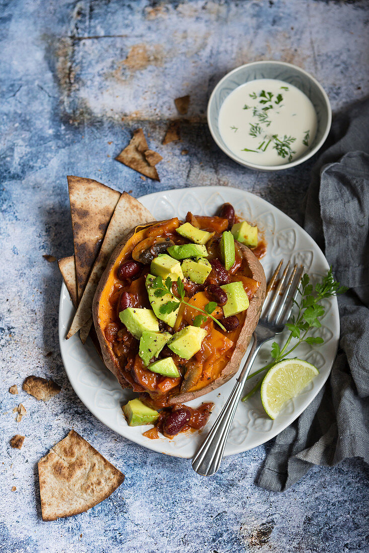 Jacket sweet potato filled with vegan chilli