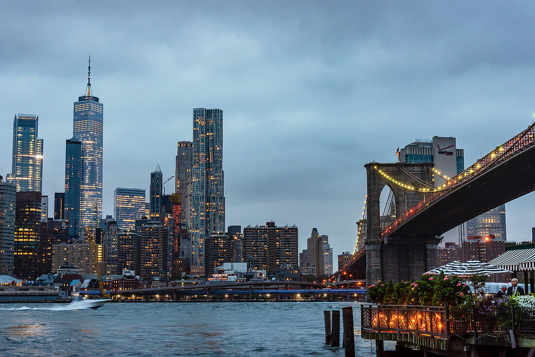 Brooklyn Bridge in Abendbeleuchtung, New York City, USA