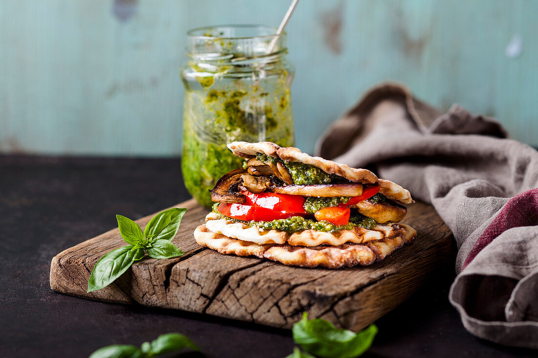 Veganes Waffel-Sandwich mit gegrilltem Gemüse und Pesto